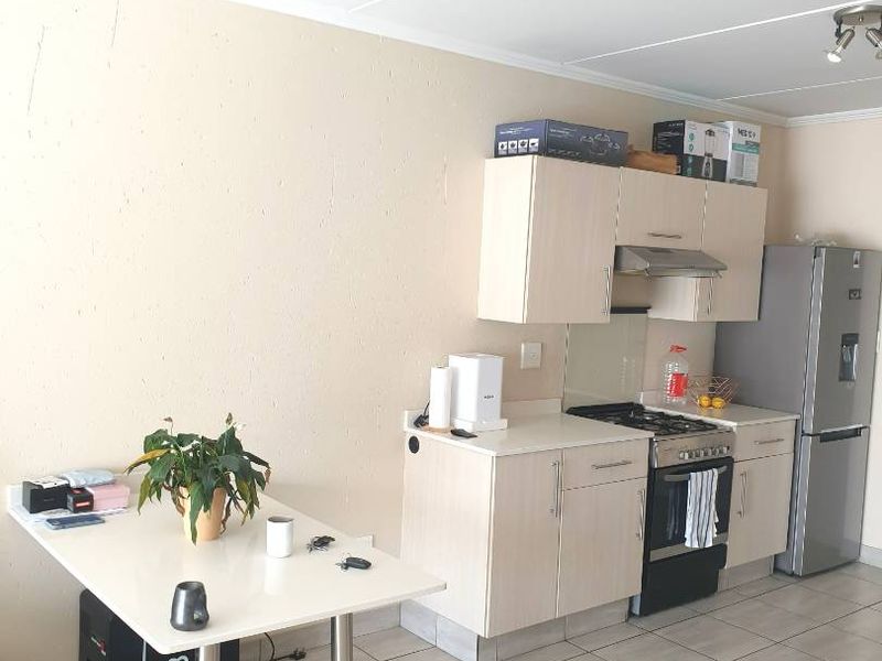 Modern Two Bedroom First Floor Apartment in Secure Ihita, Beverley - Photo 7