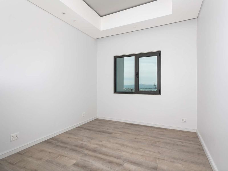 Modern Two-Bedroom Apartment with a Balcony overlooking the Ocean at Harbour Arch in Cape Town - Photo 9