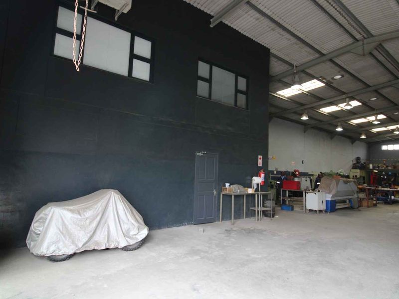 Light Industrial Property offering 2 Warehouse sections plus offices! - Photo 2