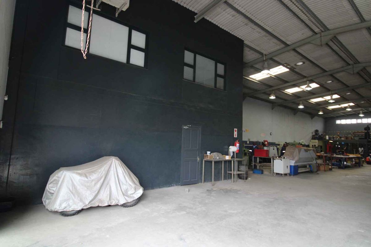 Light Industrial Property offering 2 Warehouse sections plus offices! - Photo 2