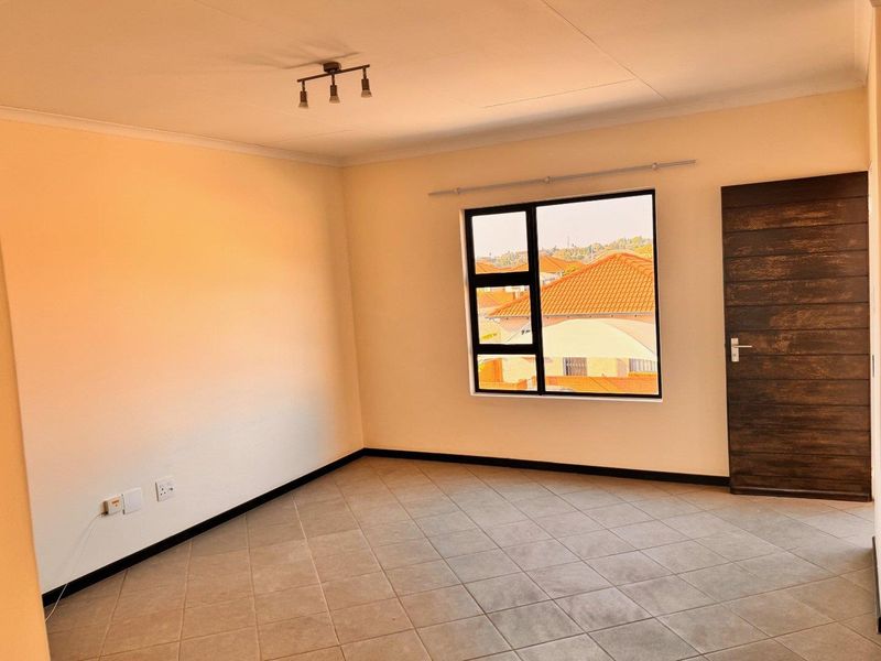 Stylish 2-Bedroom Apartment in a Secure Complex - Photo 3