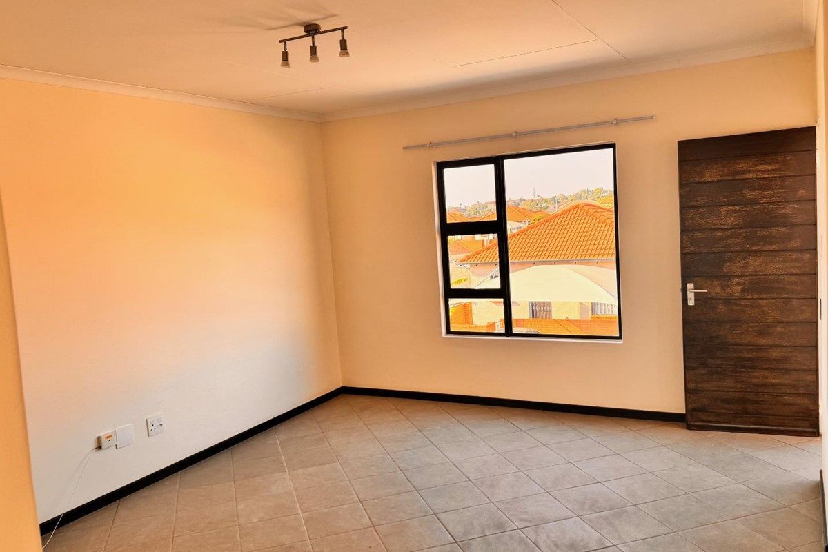 Stylish 2-Bedroom Apartment in a Secure Complex - Photo 3