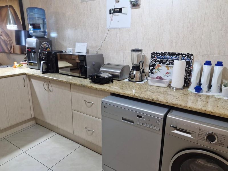 Renovated Two Bedroom Apartment - Photo 10