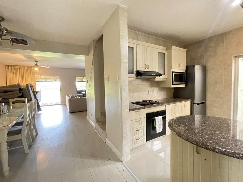 Fully Furnished 3-Bedroom Beachfront Apartment – Longbeach - Photo 2