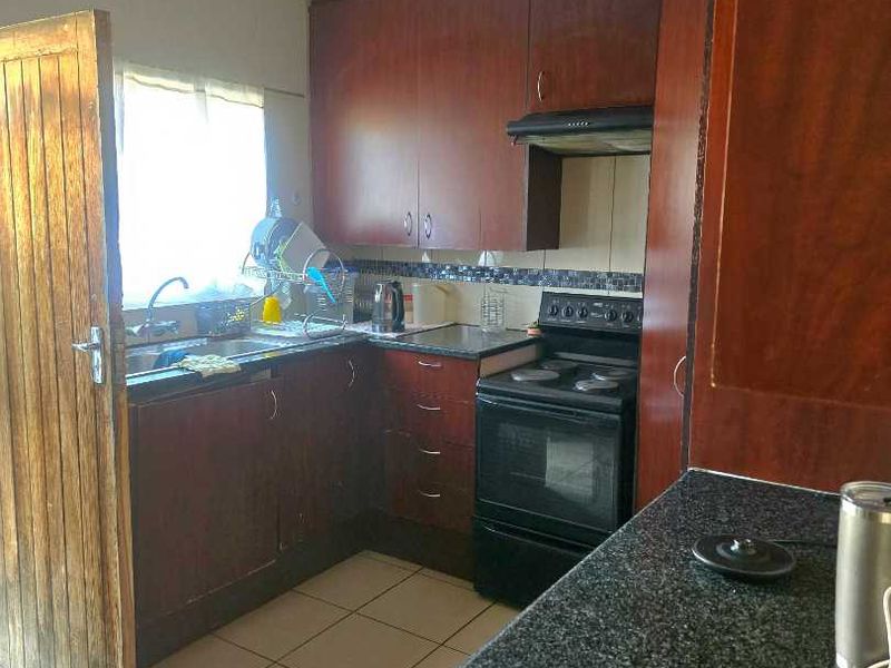 Family home with pool and flatlet - Photo 8