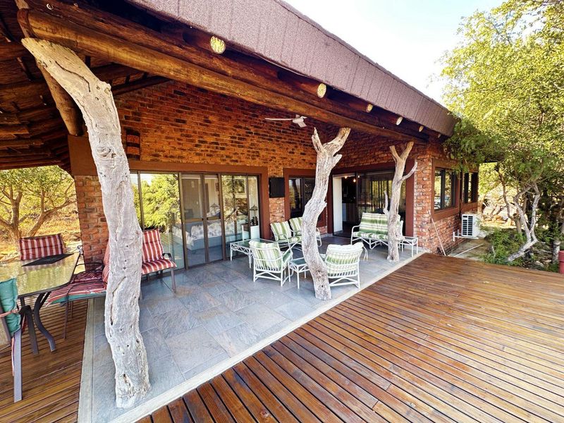 Beautifully Renovated Home with Spacious Patio and Guest Cottage - Photo 10