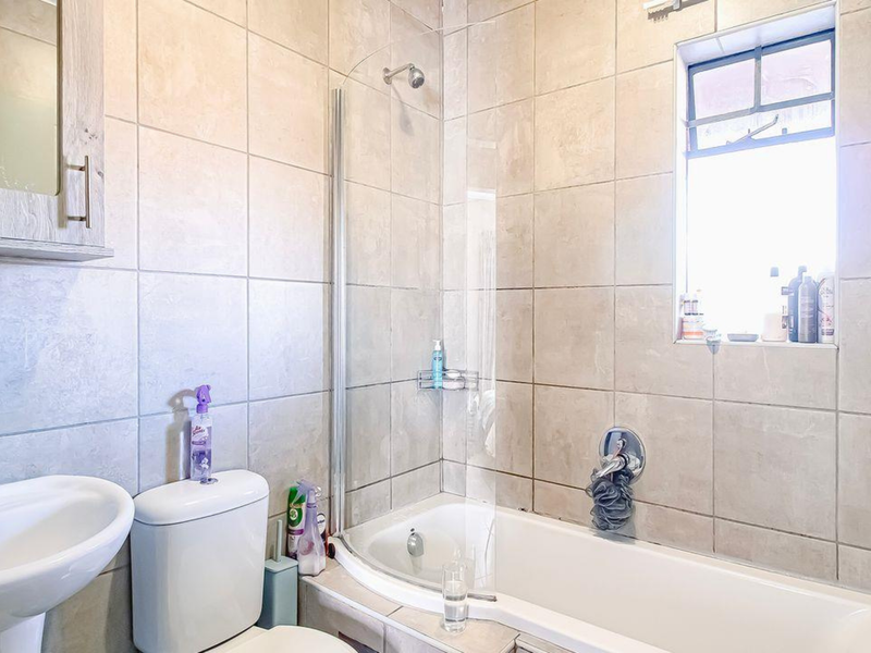 Stylish Modern Apartment for Sale in Oxford Heights Security Complex - Photo 10