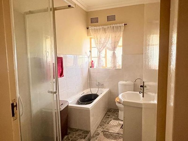 3 bedroom Home in Rembranft Park - Photo 7