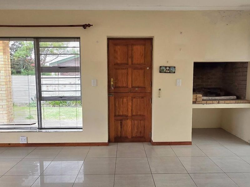 Charming Coastal Home in Franskraal – Walk to the Beach, Shops, and Live the Good Life - Photo 4