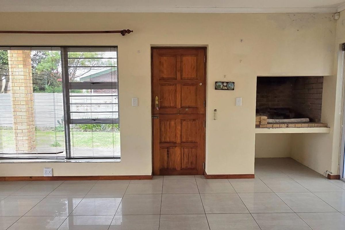 Charming Coastal Home in Franskraal – Walk to the Beach, Shops, and Live the Good Life - Photo 4