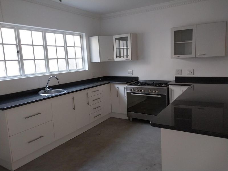 Well-Located 3-Bedroom Townhouse with Scope to Modernise - Photo 8