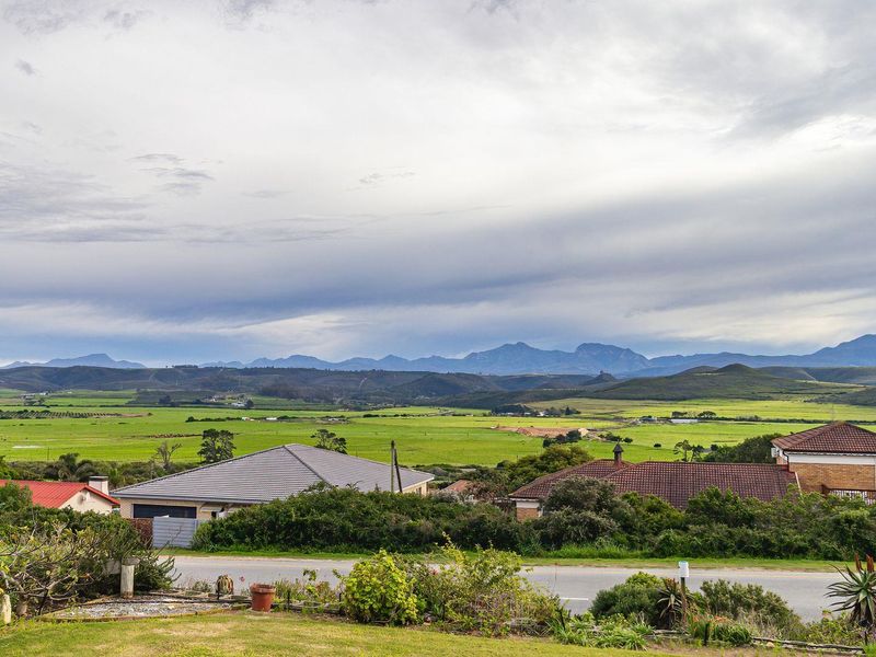 Spacious 3 Bedroom house in Fraaiuitsig on the Garden Route - Photo 3