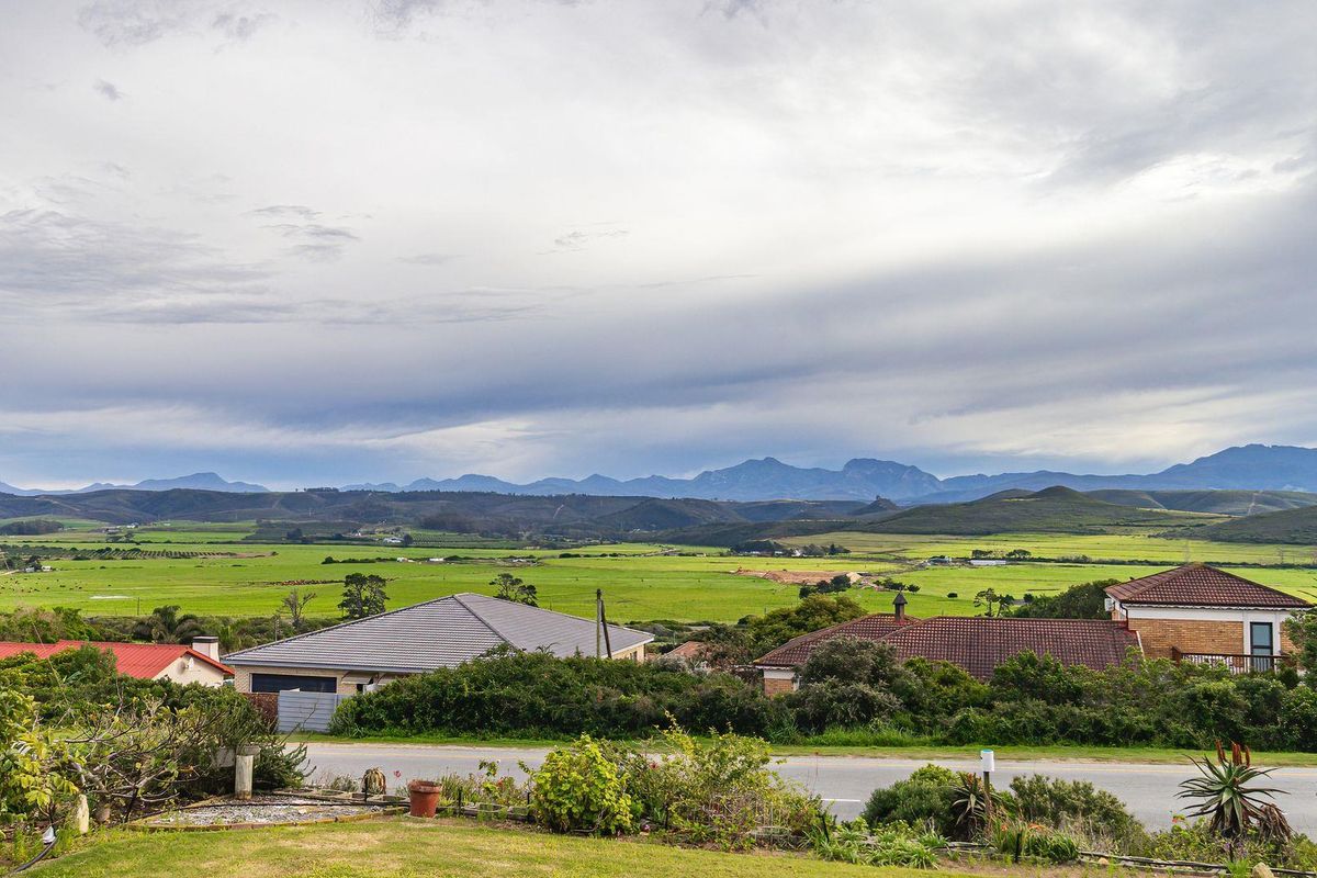 Spacious 3 Bedroom house in Fraaiuitsig on the Garden Route - Photo 3