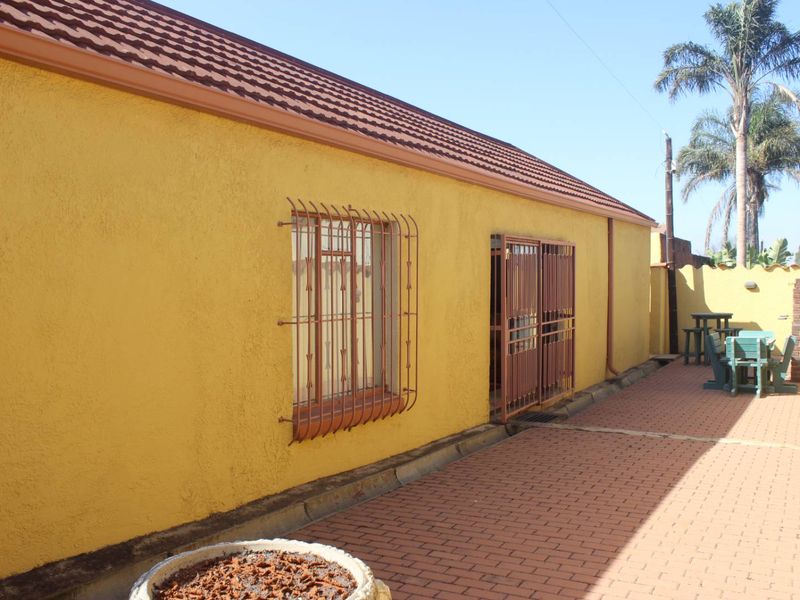 Welcome to this stunning and spacious double-story home, perfect for luxurious and comfortable living. - Photo 4