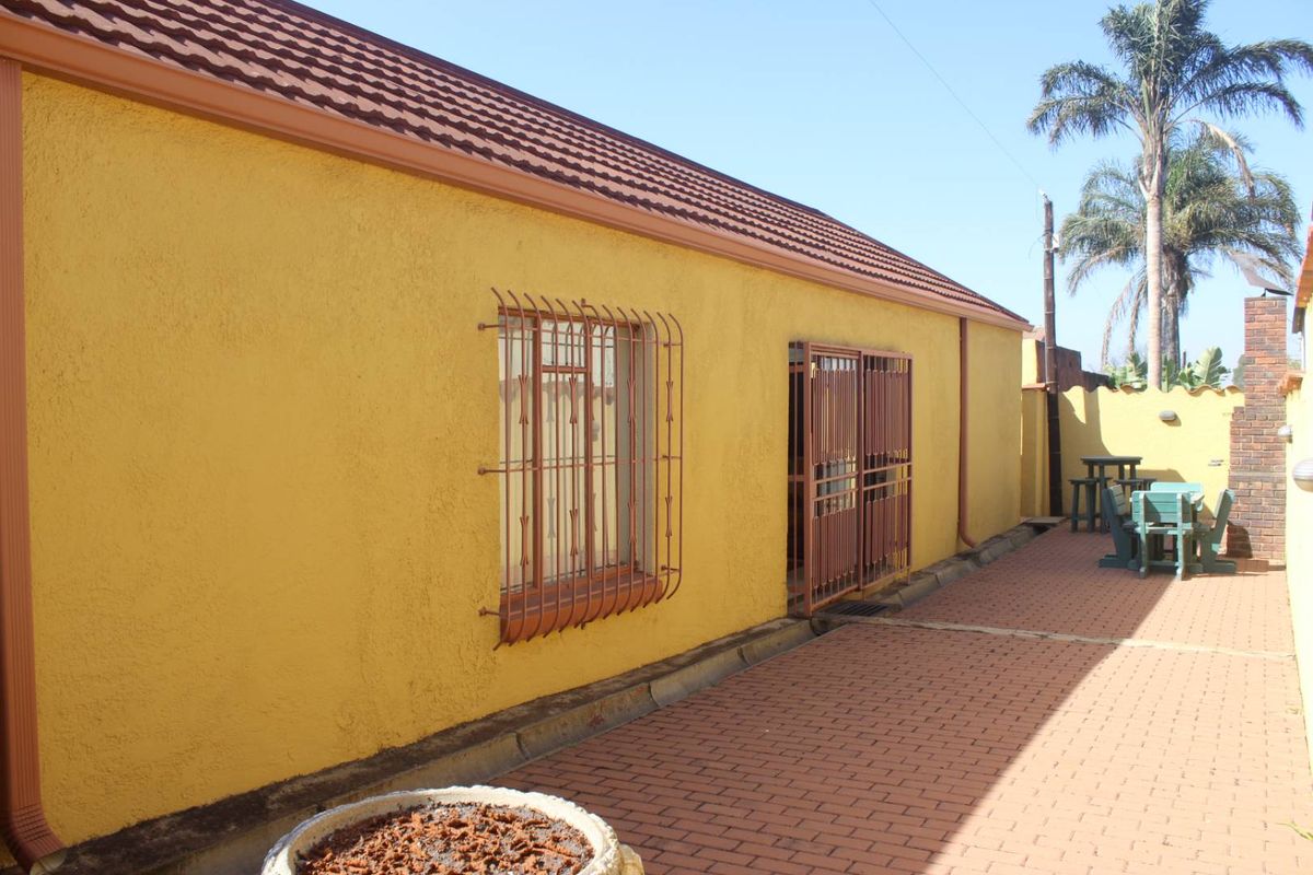 Welcome to this stunning and spacious double-story home, perfect for luxurious and comfortable living. - Photo 4