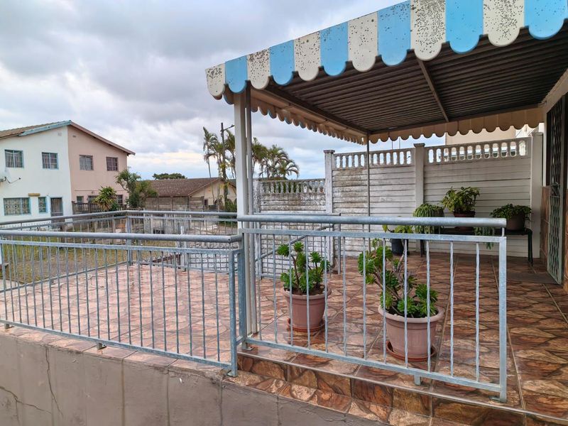 Great Investment Opportunity 3 Bedroom Home with Outbuilding - Photo 2