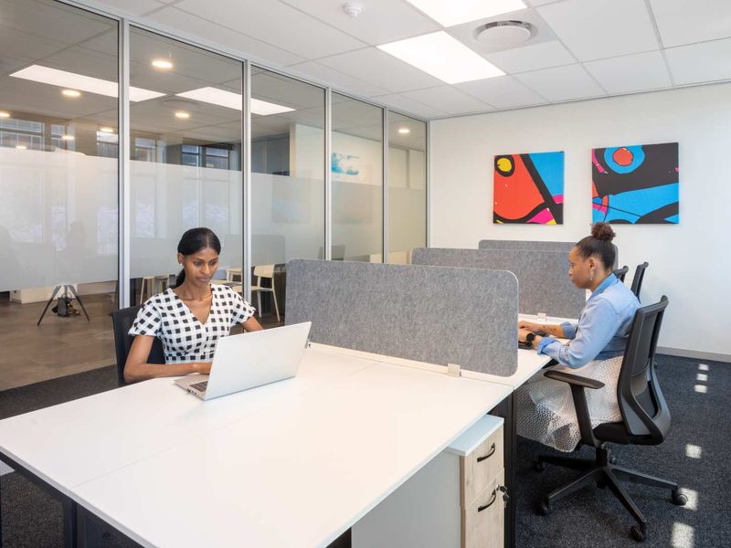 Discover many ways to work your way in Regus Central. - Photo 8