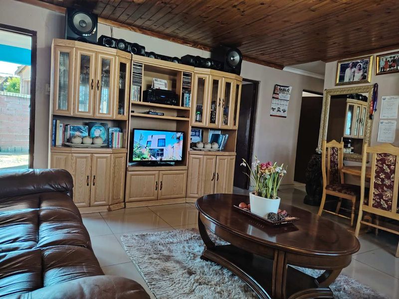 Spacious 4-bedroom house in one of the best area in Umlazi suburb - Photo 8