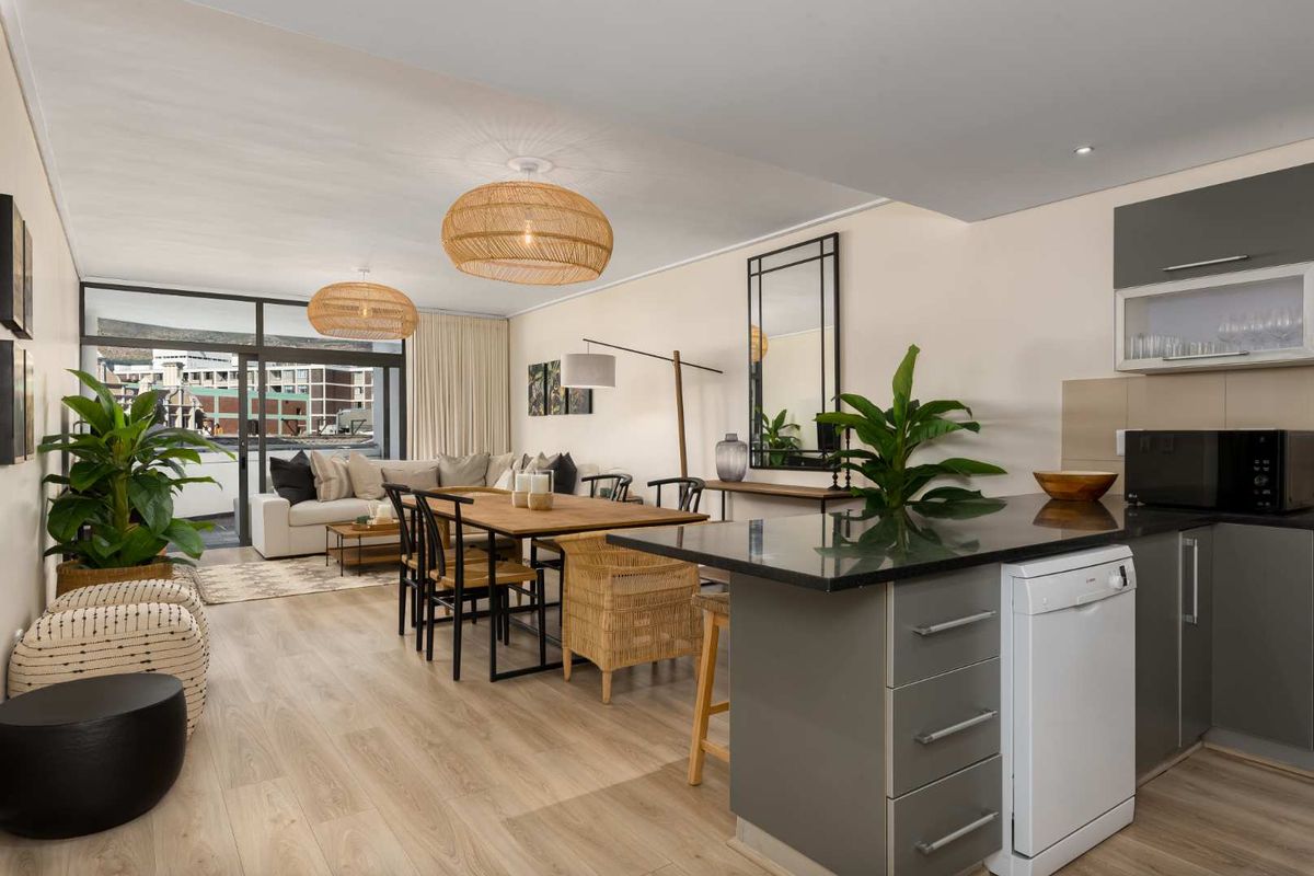 City Apartment with Spectacular Mountain Views - Photo 2