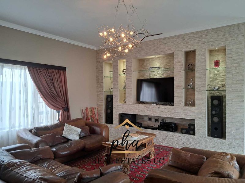Entertainer’s DREAM!!! Immaculate 3 bedroom family home with swimming pool for sale in Walvis Bay - Photo 2