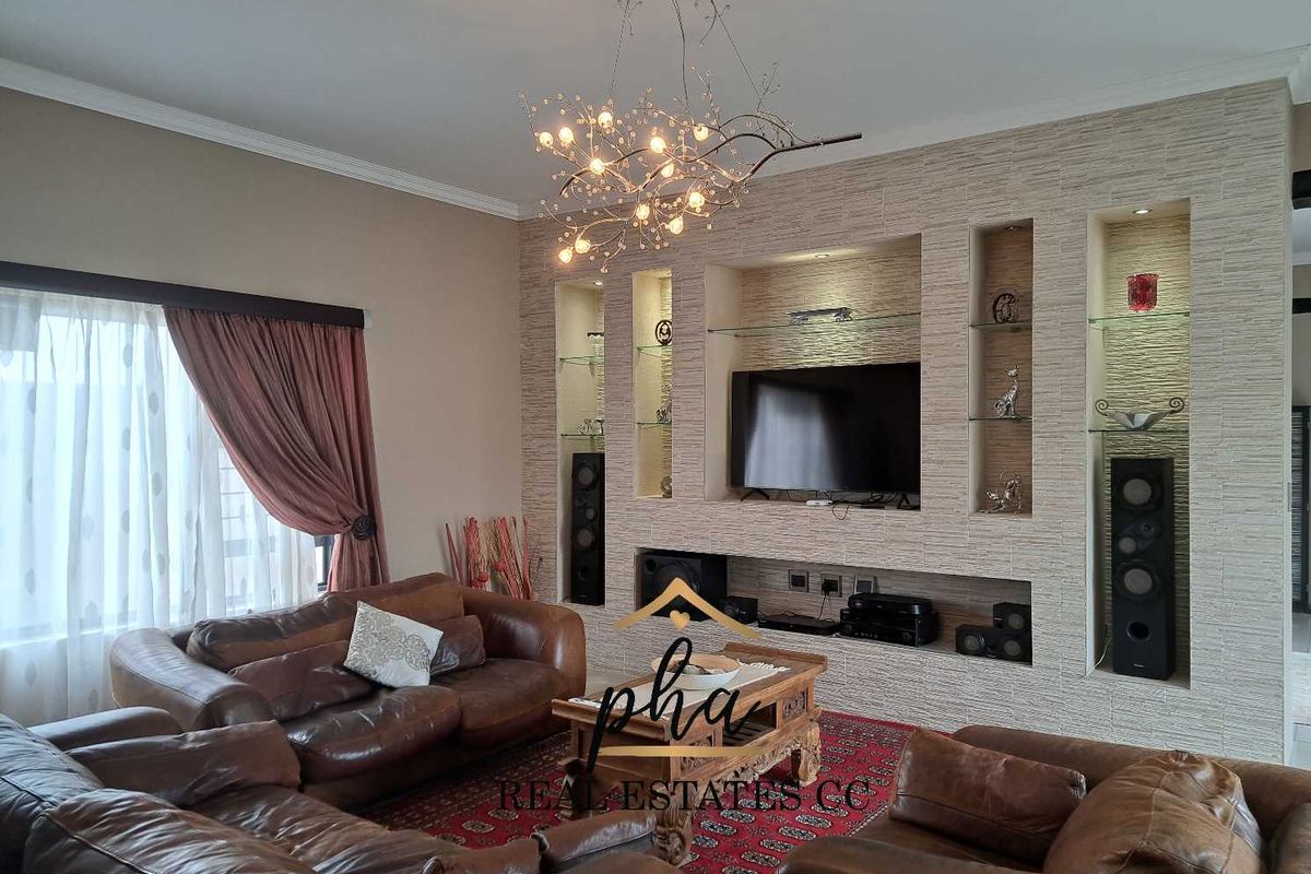 Entertainer’s DREAM!!! Immaculate 3 bedroom family home with swimming pool for sale in Walvis Bay - Photo 2