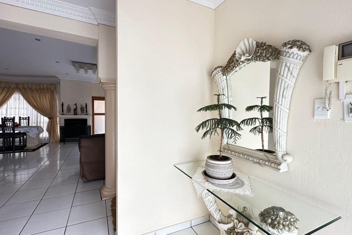 Spacious 4-Bedroom Family Home with Flatlet To Rent in Ninapark - Photo 3