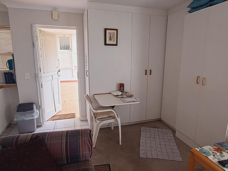 GARDEN FLAT with a LOCK-UP GARAGE - Photo 9