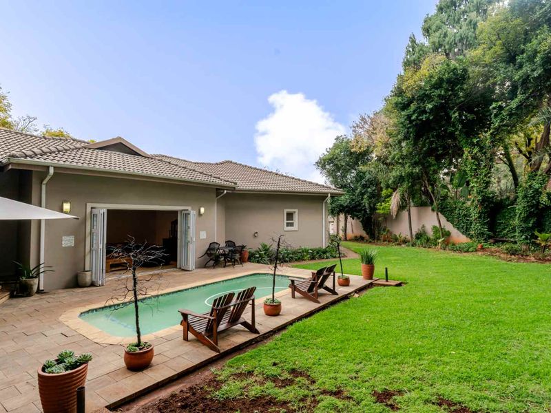 A Large Luxurious  4-Bedroom Residence with Exceptional Space and Versatility in Upper Bedfordview - Photo 4