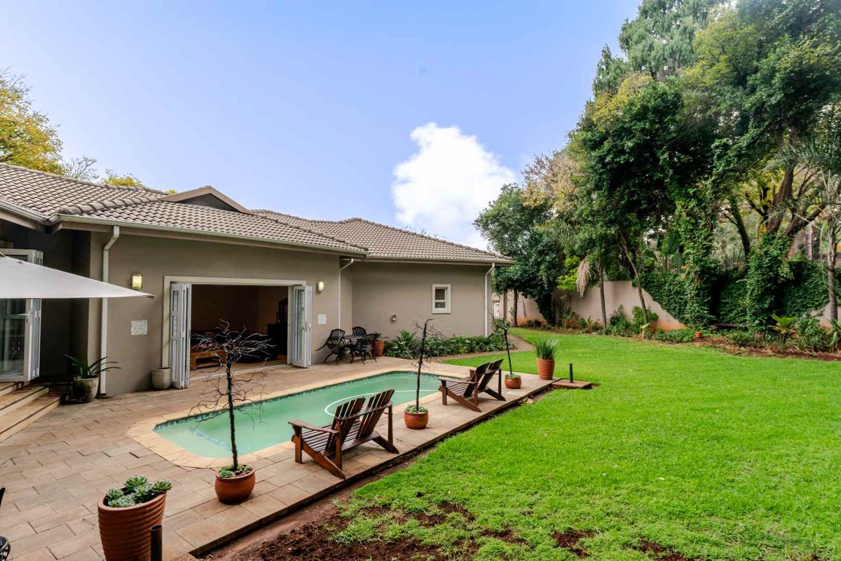 A Large Luxurious  4-Bedroom Residence with Exceptional Space and Versatility in Upper Bedfordview - Photo 4