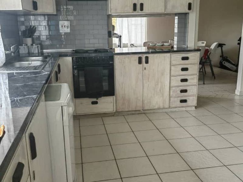 Beautiful, spacious and well maintained 3 bedroom house with a swimming pool and a loveley garden for sale in Tsumeb. - Photo 8