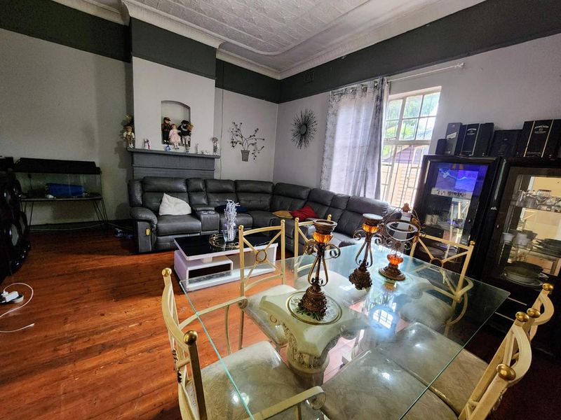 Unbeatable Versatility: High-Exposure Property Perfect for Business or family home - Photo 4