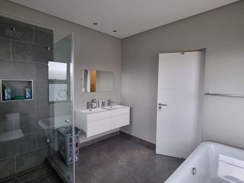 Modern 3-Bedroom Home with Outdoor Jacuzzi in a Prestigious Olivedale Estate - Photo 6