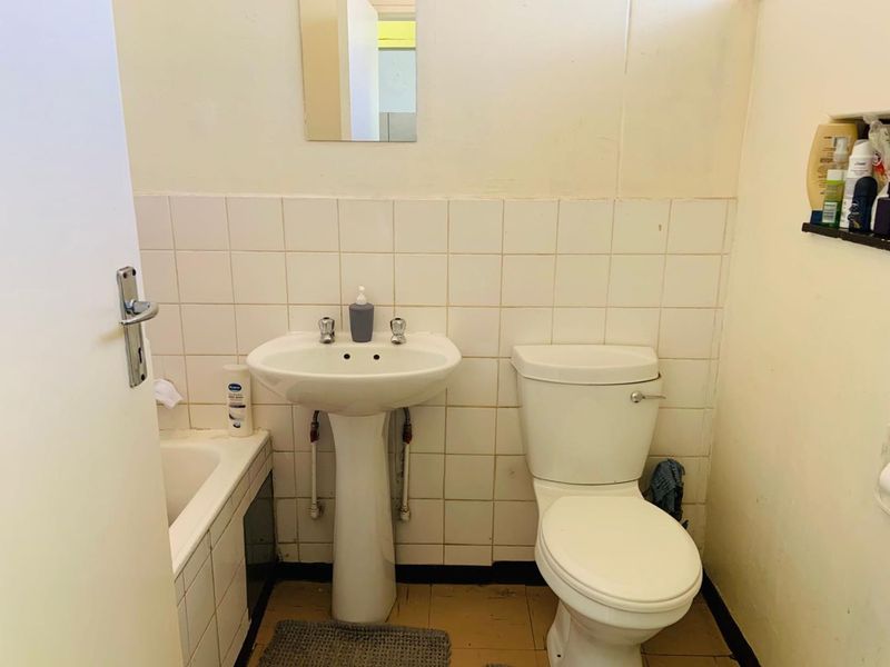 **Spacious 2 Bedroom Apartment for Shared Living** - Photo 9