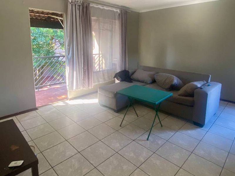 Top-Floor Gem in Oakwood: Cozy 2-Bed with Balcony! - Photo 5