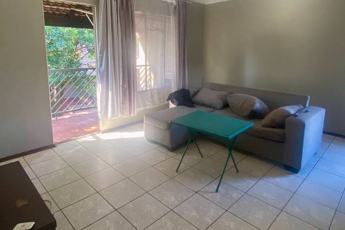 Top-Floor Gem in Oakwood: Cozy 2-Bed with Balcony! - Photo 5