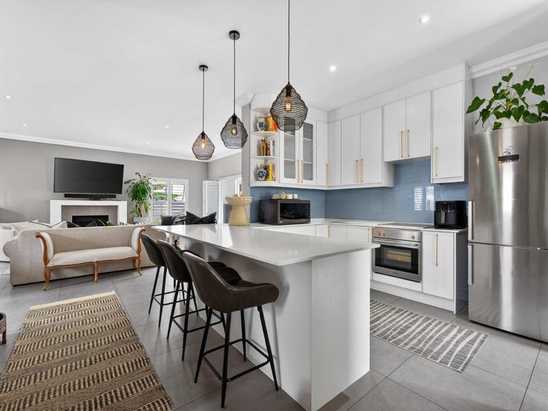 Elegant North-Facing Family Home in Quiet Cul-de-Sac - Photo 4