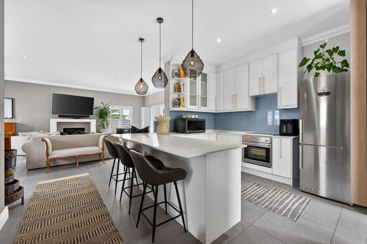 Elegant North-Facing Family Home in Quiet Cul-de-Sac - Photo 4