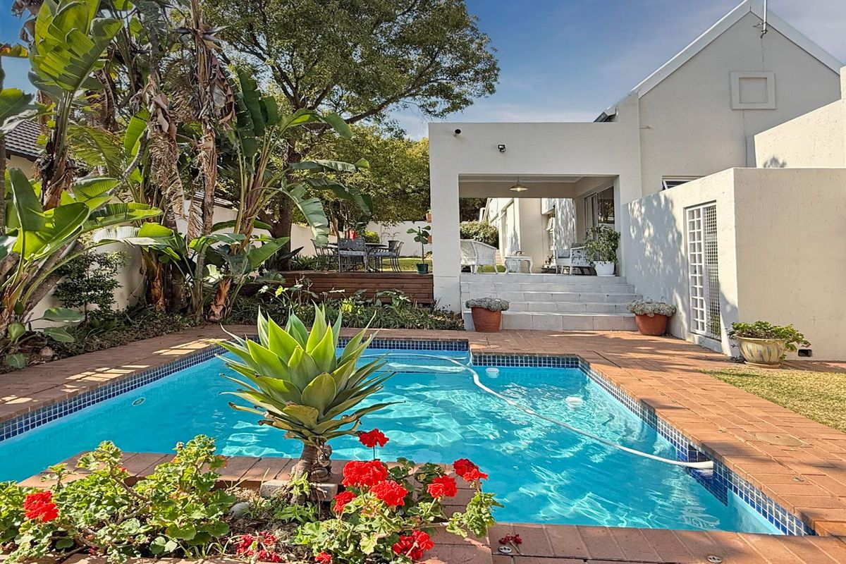 Elegant Family Home in Excellent Estate - Photo 3