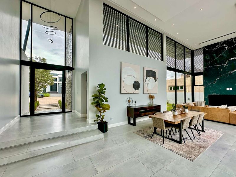 Luxurious Family Residence in Steyn City - Photo 5