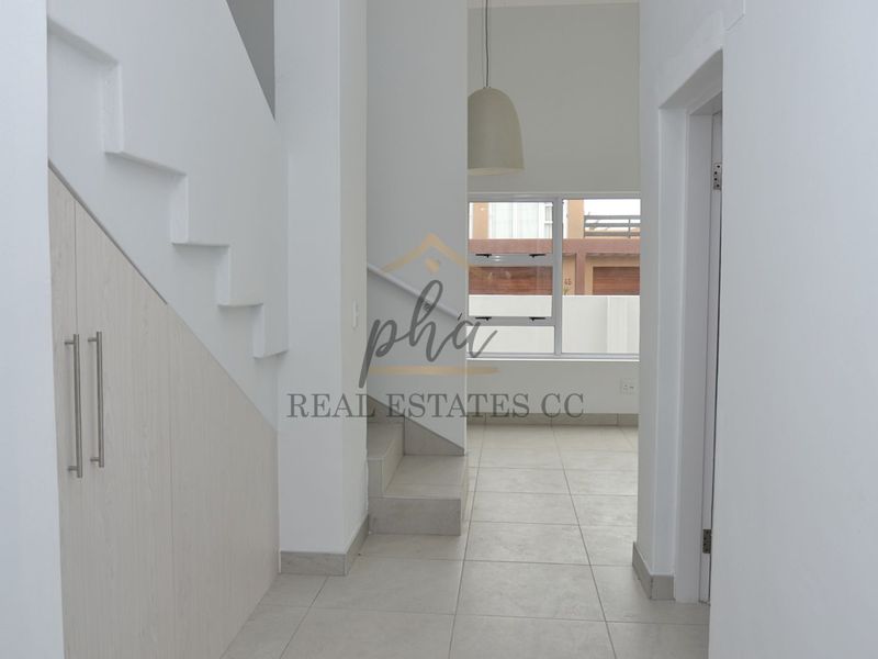 Property that seamlessly blends comfort - Photo 3