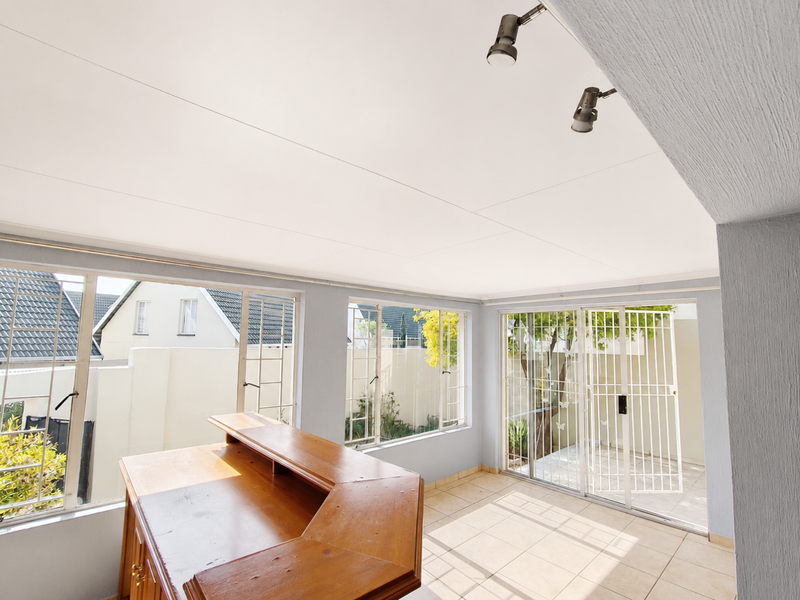 Charming 4-Bedroom Townhouse in Sought-After Alpine Village - Photo 7