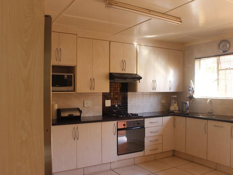 Welcome to this stunning and spacious double-story home, perfect for luxurious and comfortable living. - Photo 9