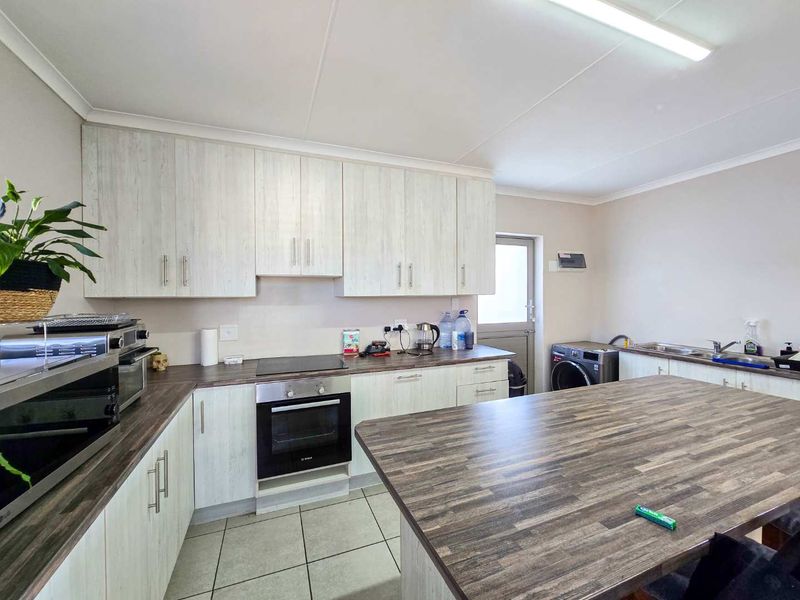 Modern family home for sale in Stilbaai-Wes. - Photo 4
