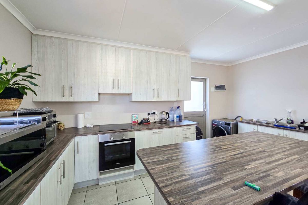 Modern family home for sale in Stilbaai-Wes. - Photo 4