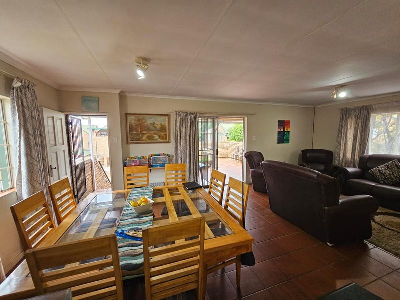 Spacious modern 3 Bedroom, 2 Bathroom Apartment with a garage. Great Investment close to the Gautrain station. - Photo 3