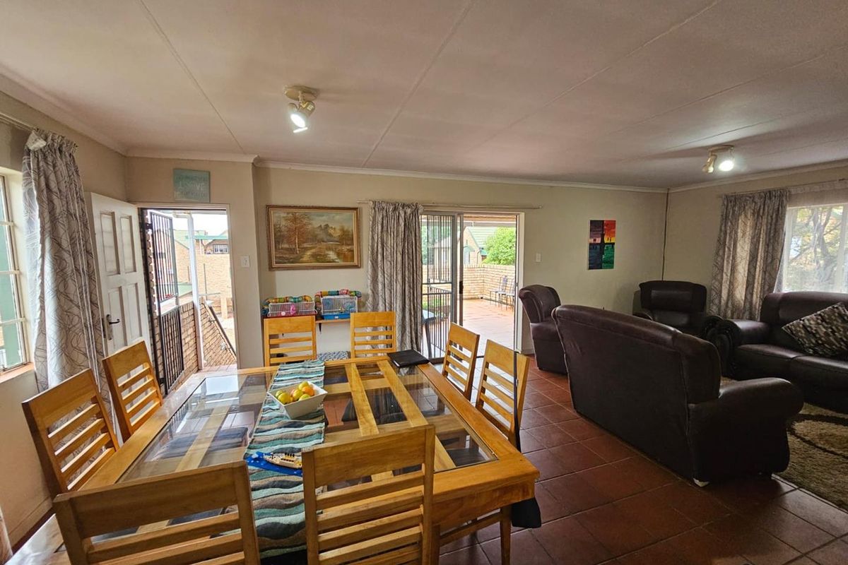 Spacious modern 3 Bedroom, 2 Bathroom Apartment with a garage. Great Investment close to the Gautrain station. - Photo 3