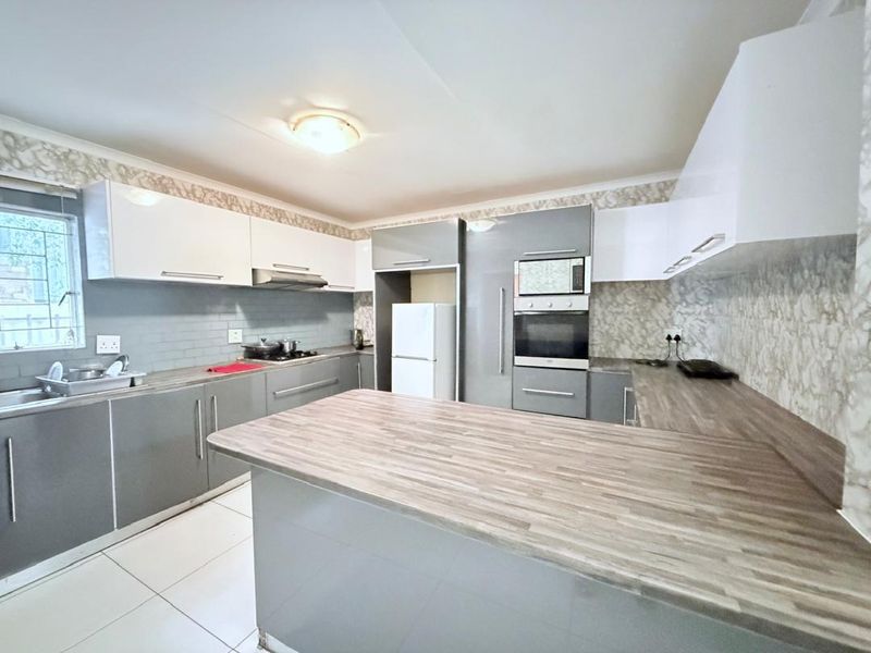 🏡✨ TO RENT | Elegant Family Home in Hochland Park (Tauben Glen) ✨🏡 - Photo 4
