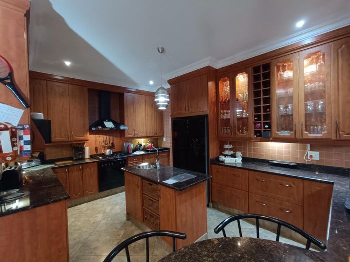 Property #2397851, House For Sale in Midstream Estate