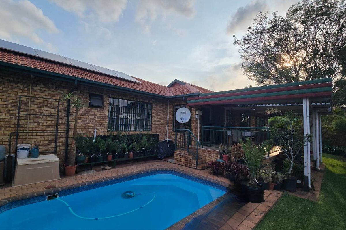Charming and spacious 4 Bedroom Full Title House in Secure Estate in Magalieskruin - Photo 4