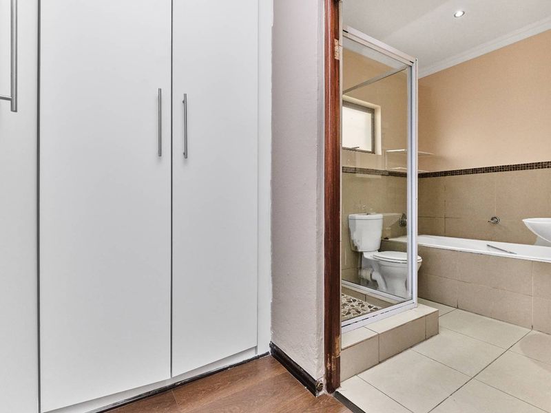 Modern Double-Story Retreat in Prime Location – Perfect for the Lock-Up-and-Go Lifestyle - Photo 9